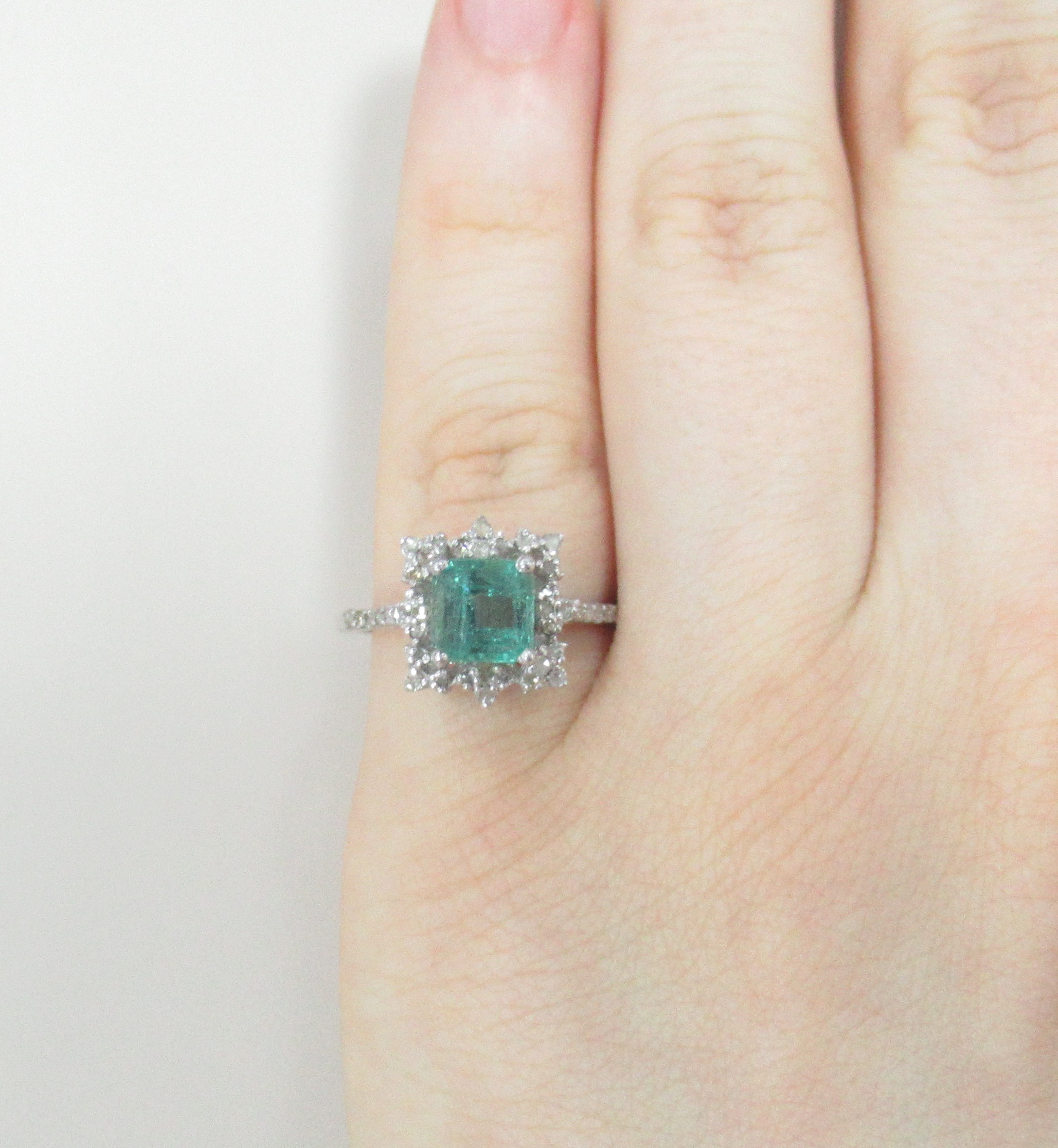 Серебряное кольцо 925 пробы; вставки 1 Изумруд (F) 1,32ct 3/Г3; 44 Бр.Кр-17 0,23ct 2/4;
